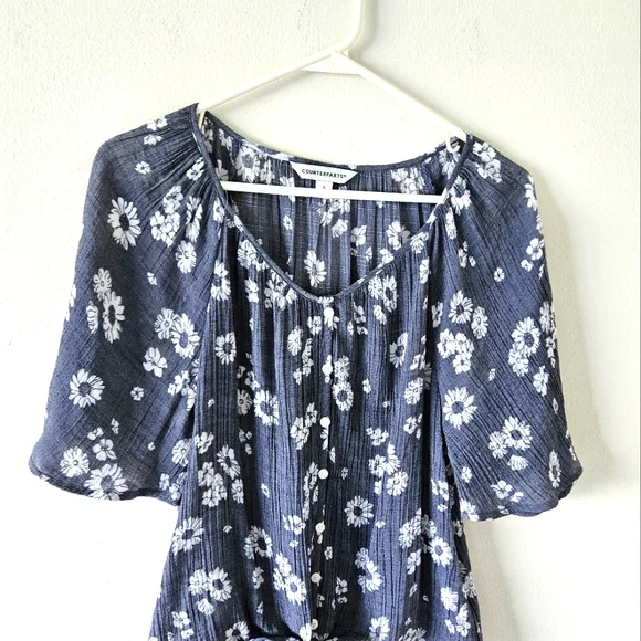🌼Floral gray/ white bohemian blouse short sleeves size small 🌼 - Picture 2 of 7